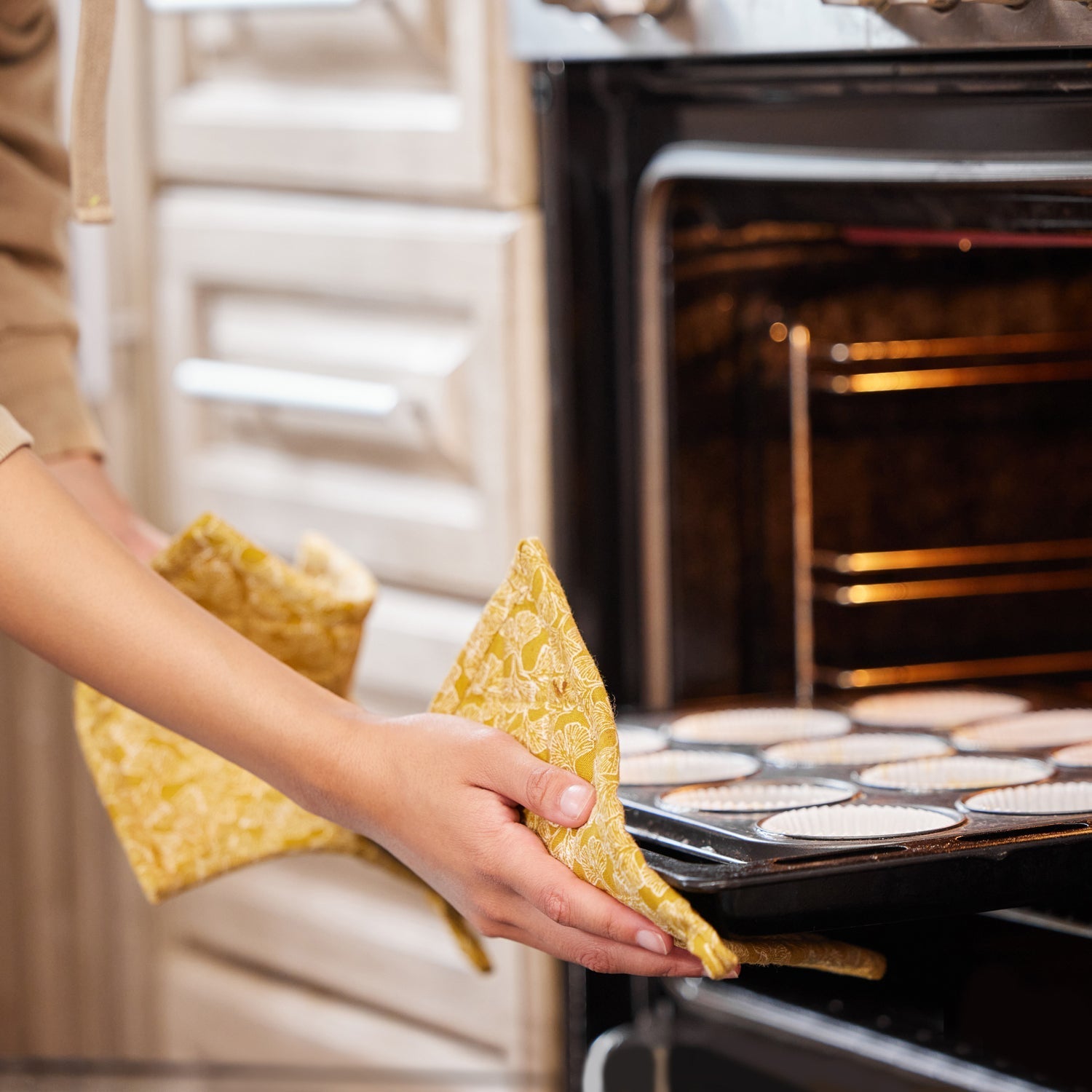Comfortable cotton oven gloves for cooking and baking Comfortable cotton oven gloves for cooking and baking